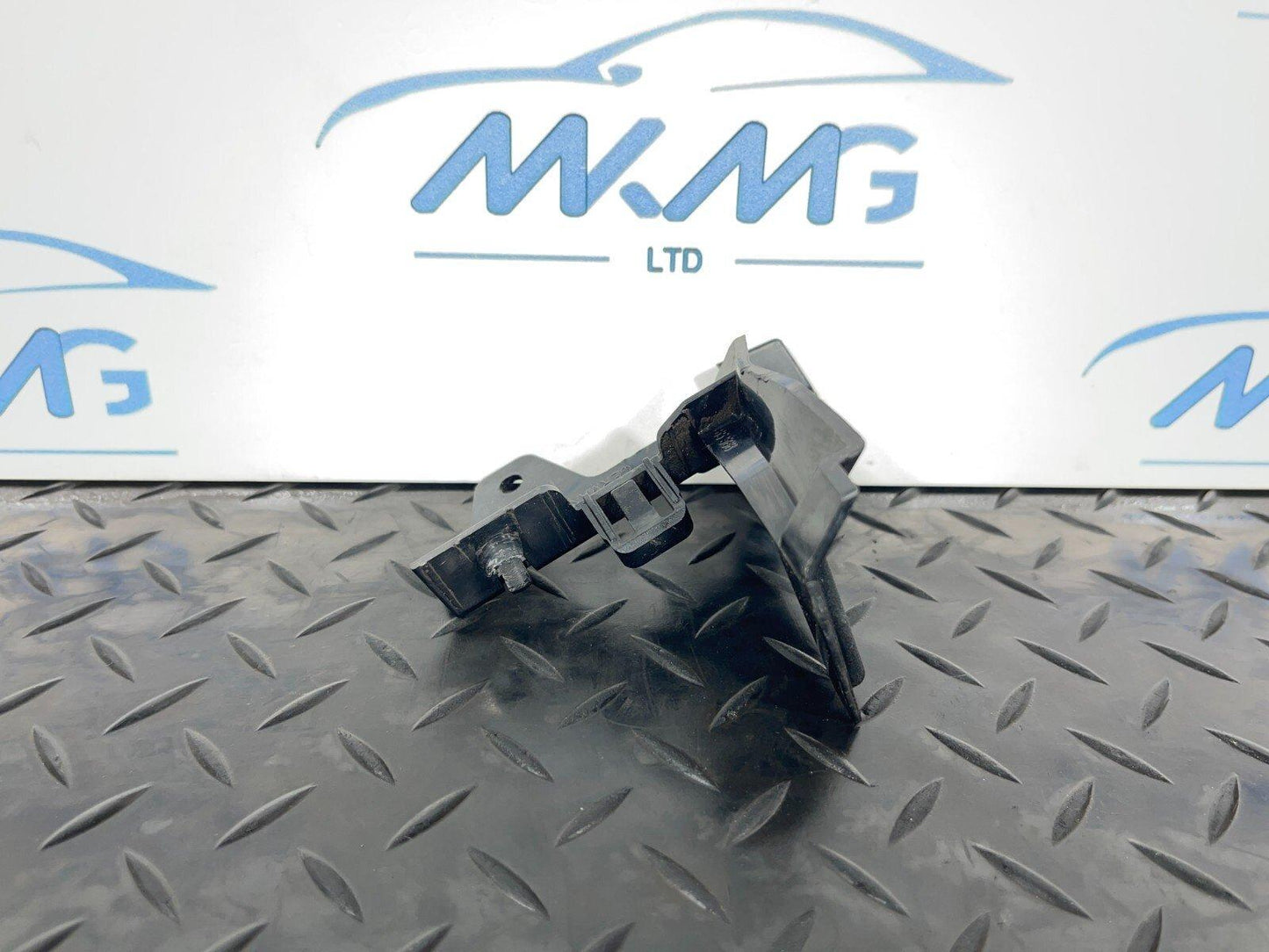 16-22 BMW X1 F48  FRONT DRIVER SIDE SKIRT BRACKET MOUNT 7332336