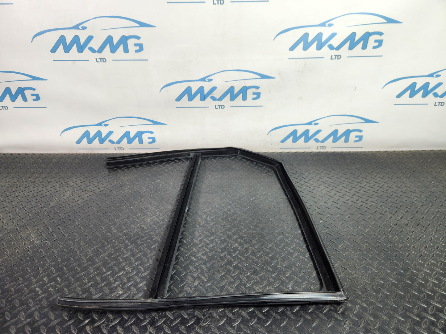 Land Rover Range Rover Evoque L551 SUV Front Left Door Window Rubber Frame XC940