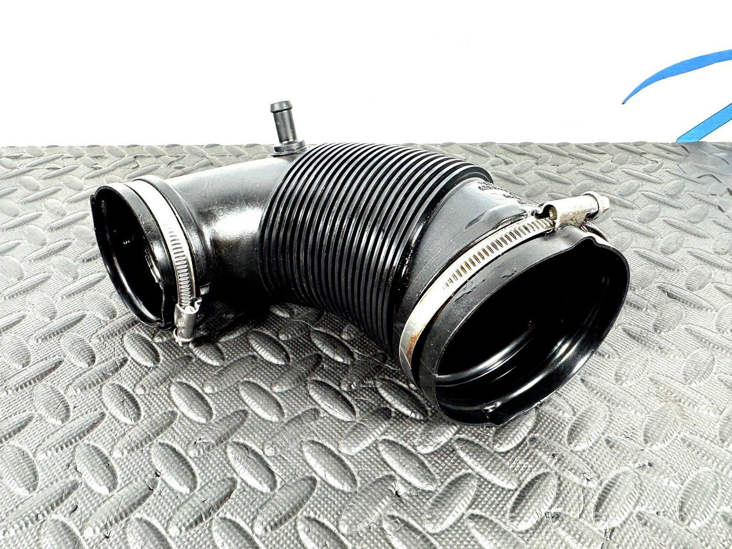 16-19 AUDI A4 B9 GENUINE 1.4 TFSI CVNA PETROL ENGINE AIR INTAKE PIPE 04E129629