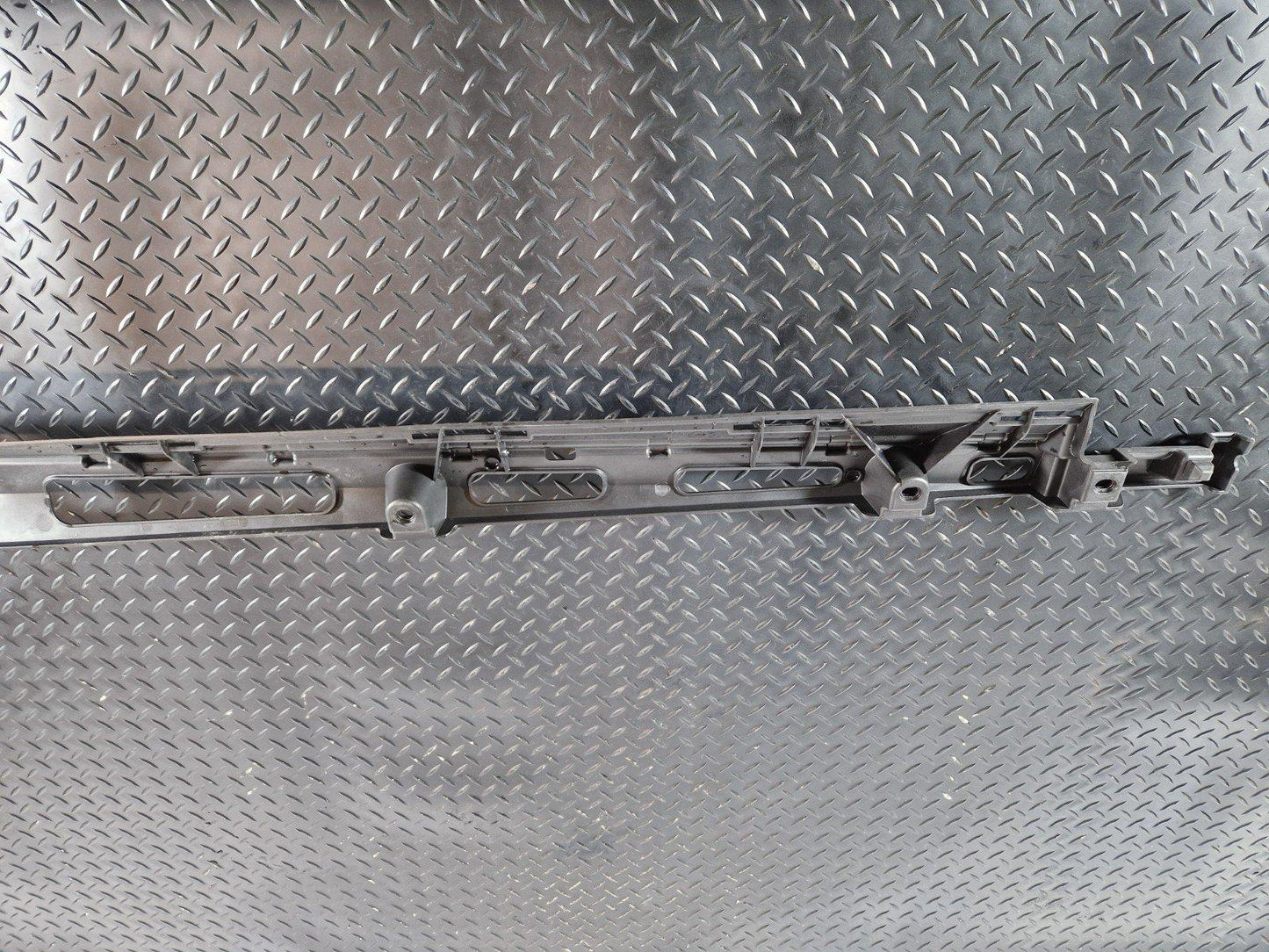 11-19 MERCEDES BENZ ML W166 OEM LEFT SIDE SKIRT HOLDER BRACKET A1666980127