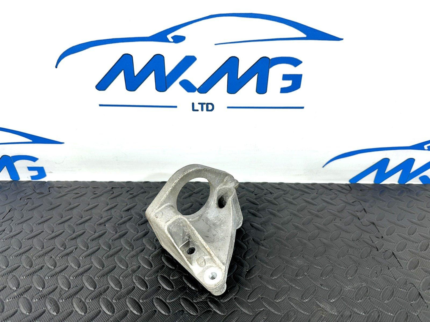 12-18 MERCEDES A-CLASS W176 1.5 GENUINE RIGHT SIDE DRIVESHAFT MOUNT A6072050201