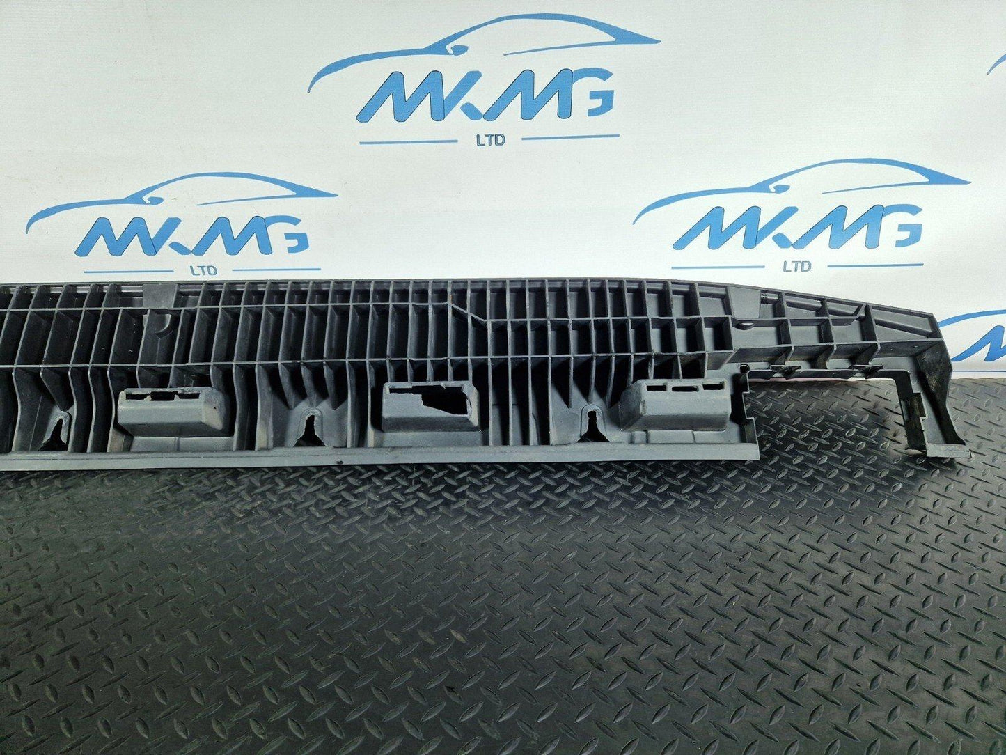 11-19 MERCEDES W166 RIGHT DRIVER SIDE SKIRT HOLDER BRACKET A1666900210 DAMAGED