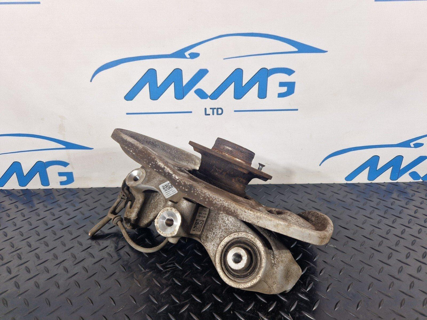 16-19 AUDI A4 B9 AVANT GENUINE REAR RIGHT O/S WHEEL HUB & BEARING 8W0505460E