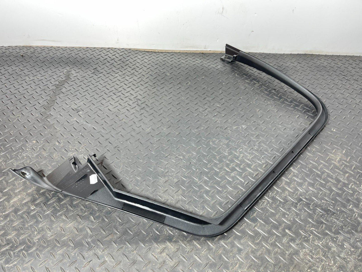 16-19 AUDI A4 B9 ESTATE GENUINE REAR LEFT NSR DOOR WINDOW FRAME TRIM 8W9867671