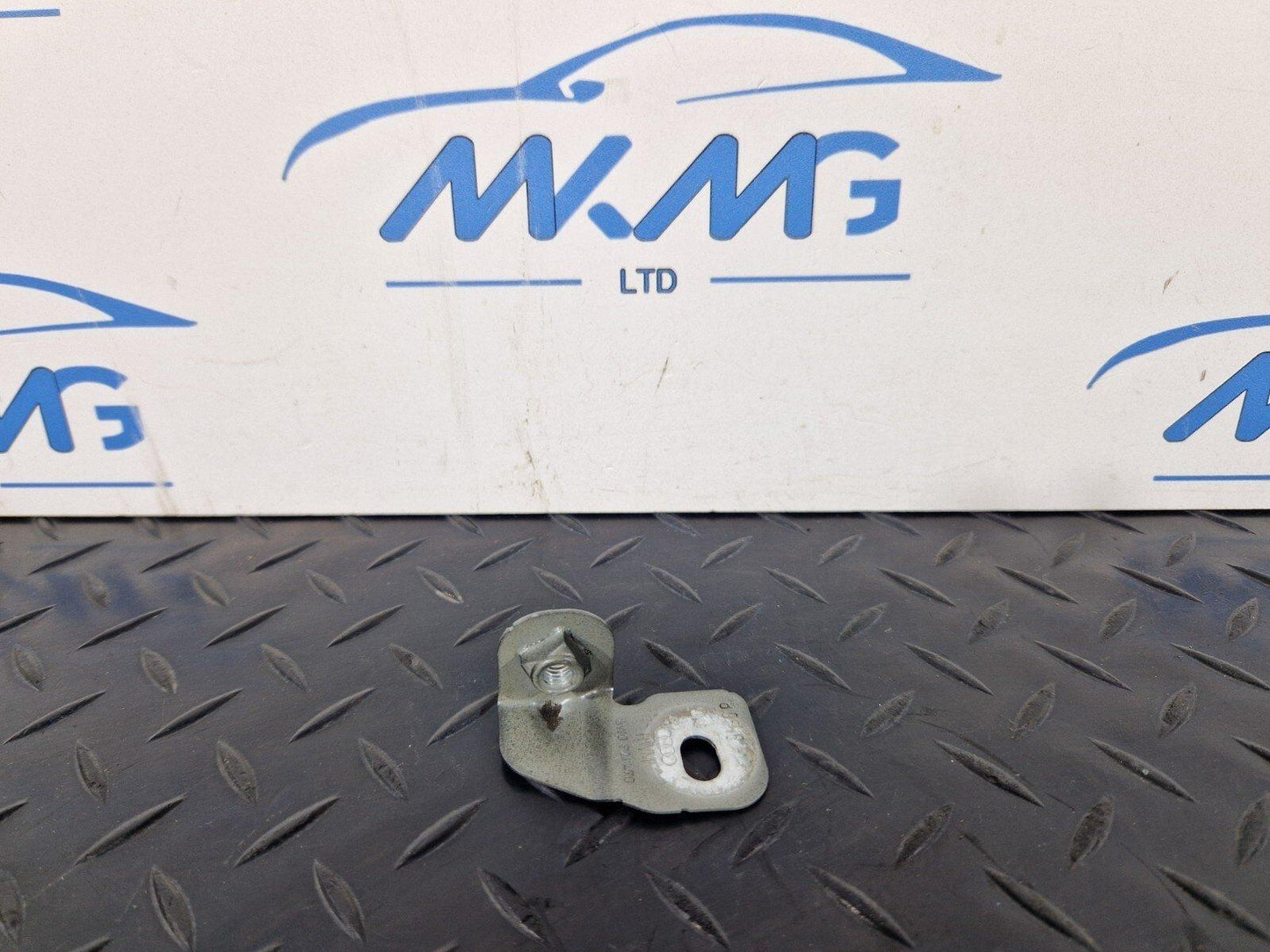 16-19 AUDI A4 AVANT B9 S-LINE FRONT RIGHT DRIVER SIDE WING BRACKET 8W0821470