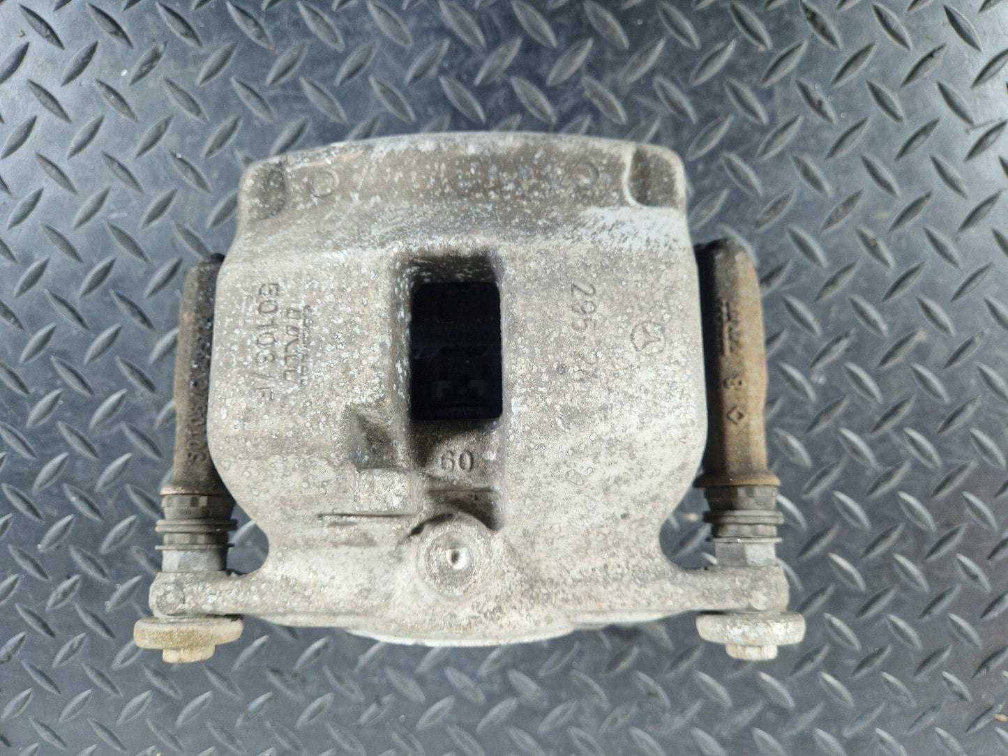 14-21 MERCEDES BENZ C200d W205 FRONT LEFT N/S BRAKE CALIPER A2054210581