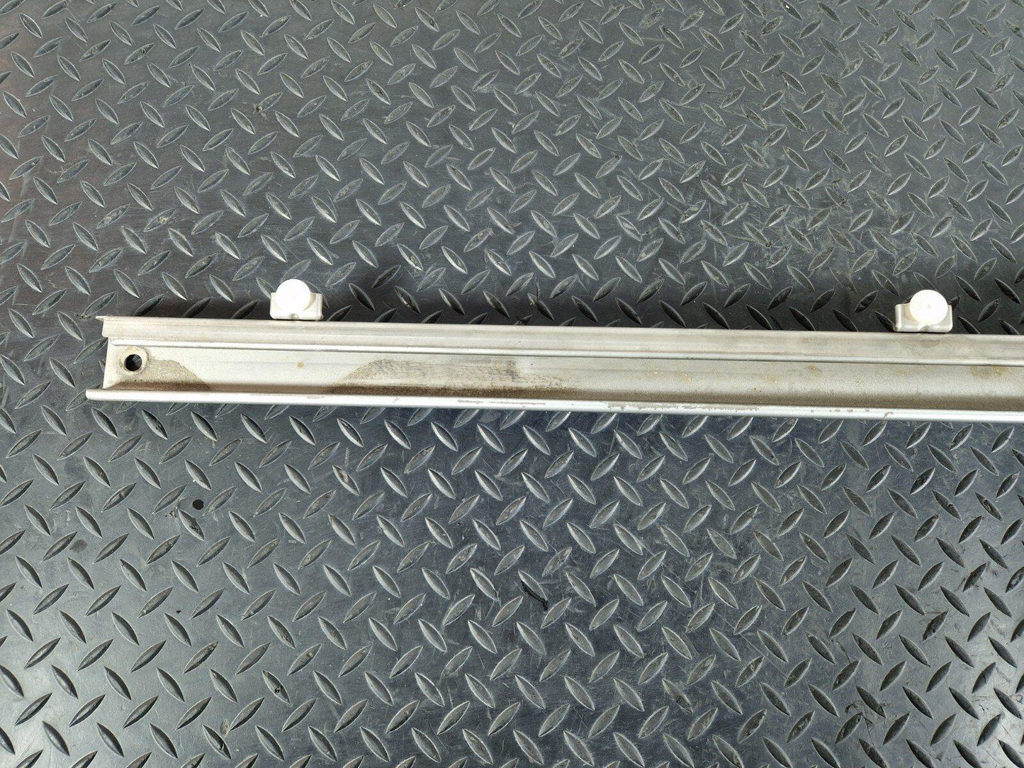 14-23 MERCEDES BENZ VITO W447 MIDDLE RIGHT SLIDING DOOR RUNNER GUIDE A4477662200