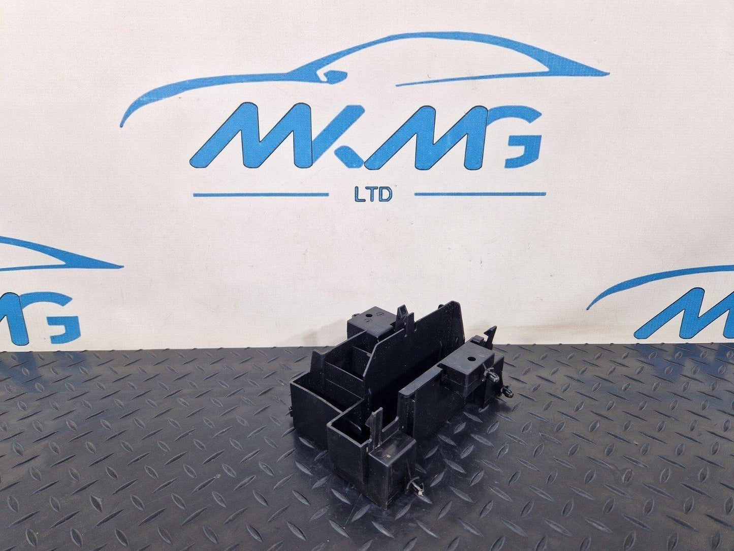 18-ON MERCEDES BENZ SPRINTER W907 GENUINE TRIM A9105450900