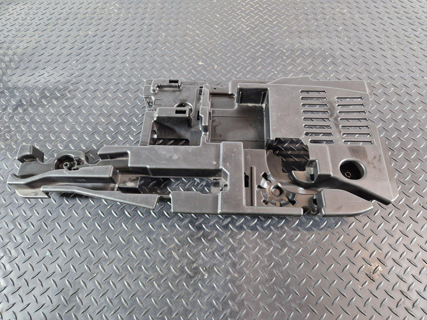 19-ON MERCEDES BENZ B CLASS W247 SERVICE TOOL KIT HOLDER A1778902100