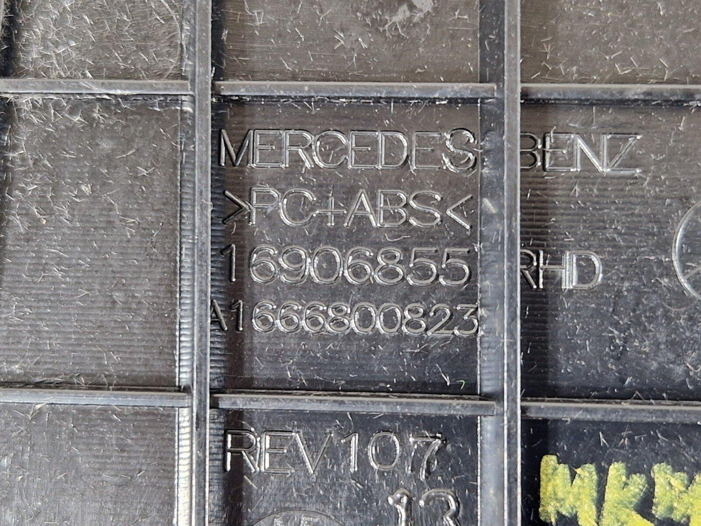 11-19 MERCEDES BENZ ML W166 GENUINE OEM CENTRE CONSOLE TRIM A1666800823