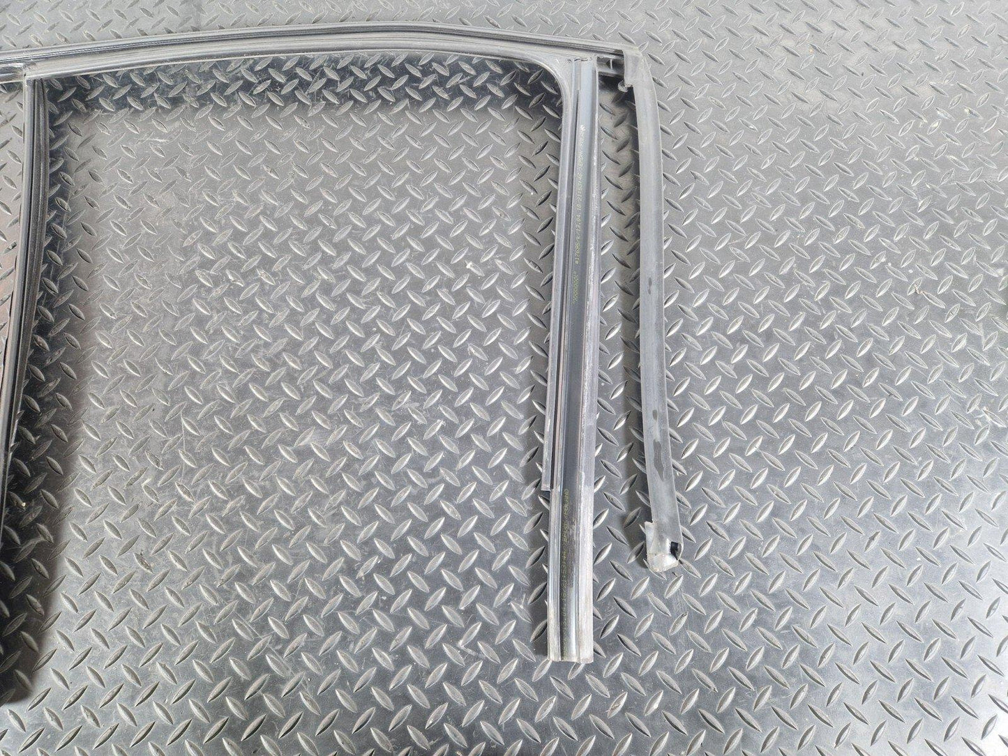 14-21 BMW 2 SERIES GRAN TOURER F46 REAR LEFT N/S DOOR WINDOW GUIDE SEAL 8498429