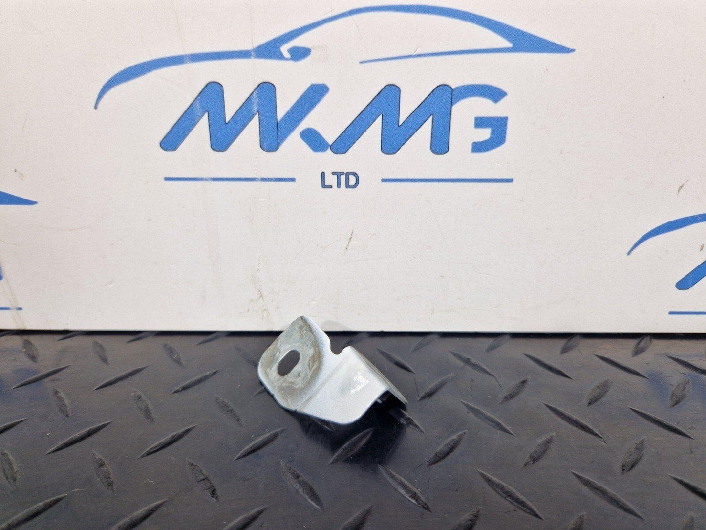 16-23 AUDI S5 COUPE GENUINE FRONT RIGHT DRIVER SIDE WING BRACKET 8W0821470