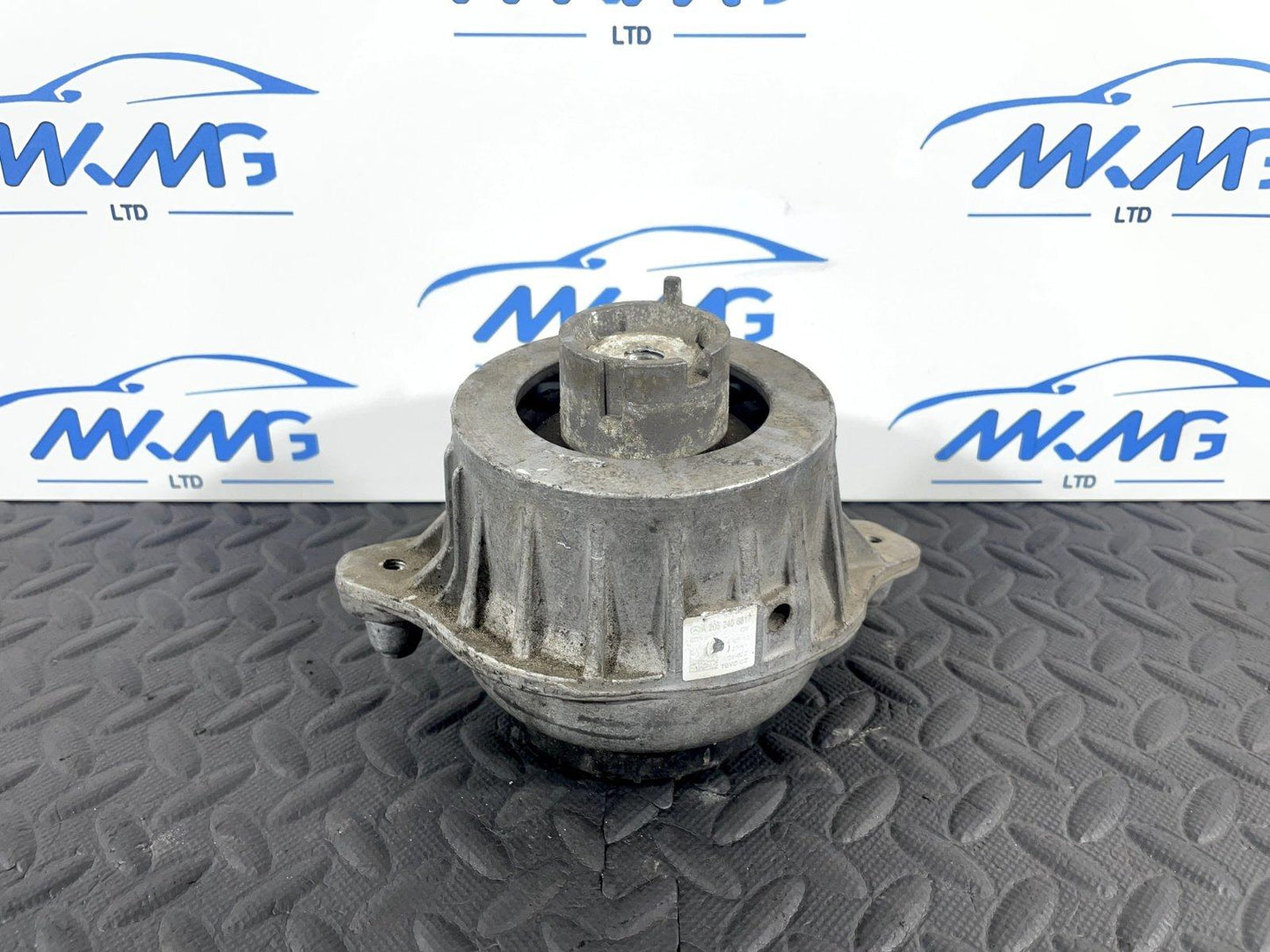 14-21 MERCEDES BENZ C300 W205 GENUINE LEFT PASSENGER ENGINE MOUNT A2052406817