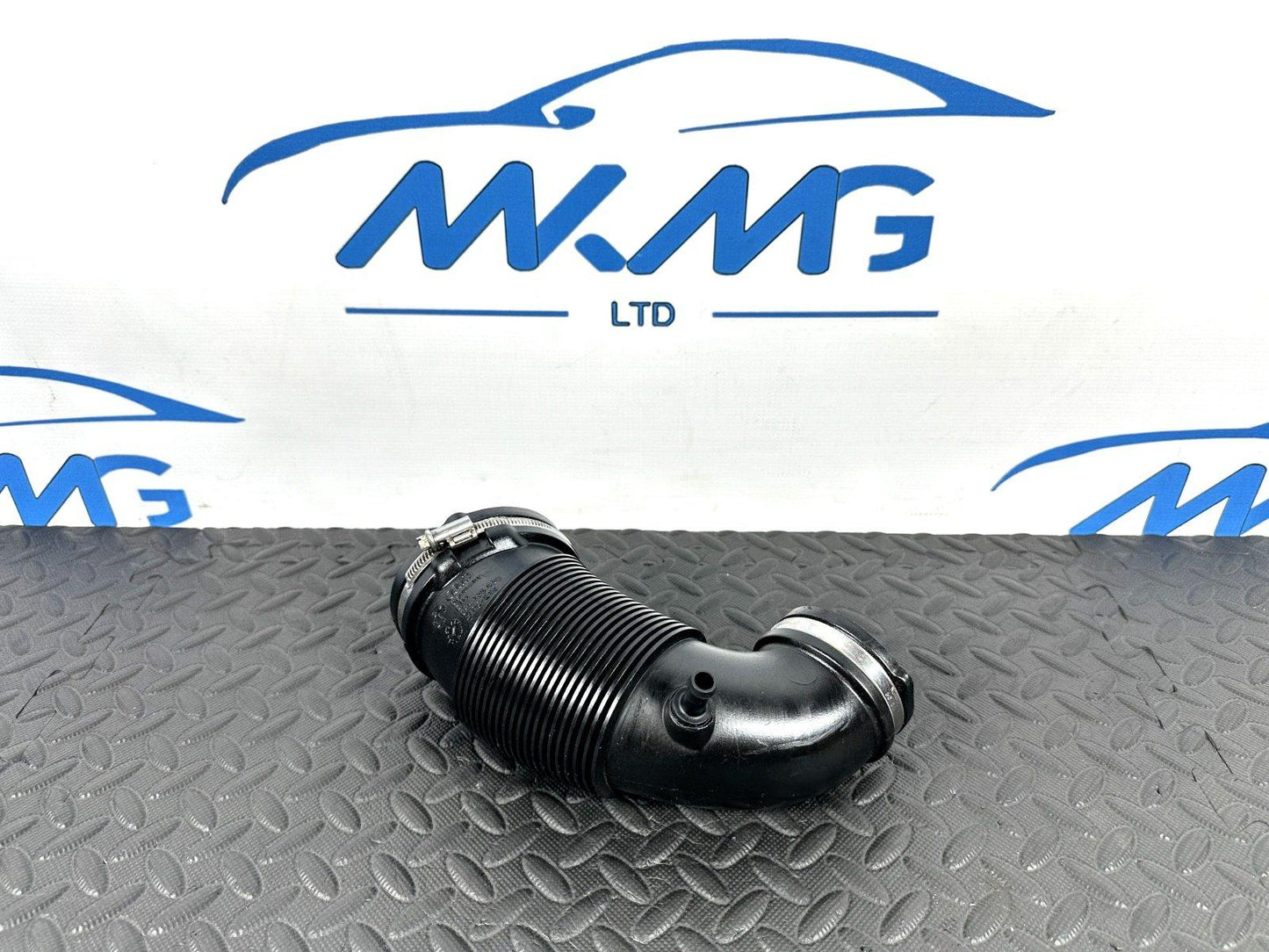 16-19 AUDI A4 B9 GENUINE 1.4 TFSI CVNA PETROL ENGINE AIR INTAKE PIPE 04E129629