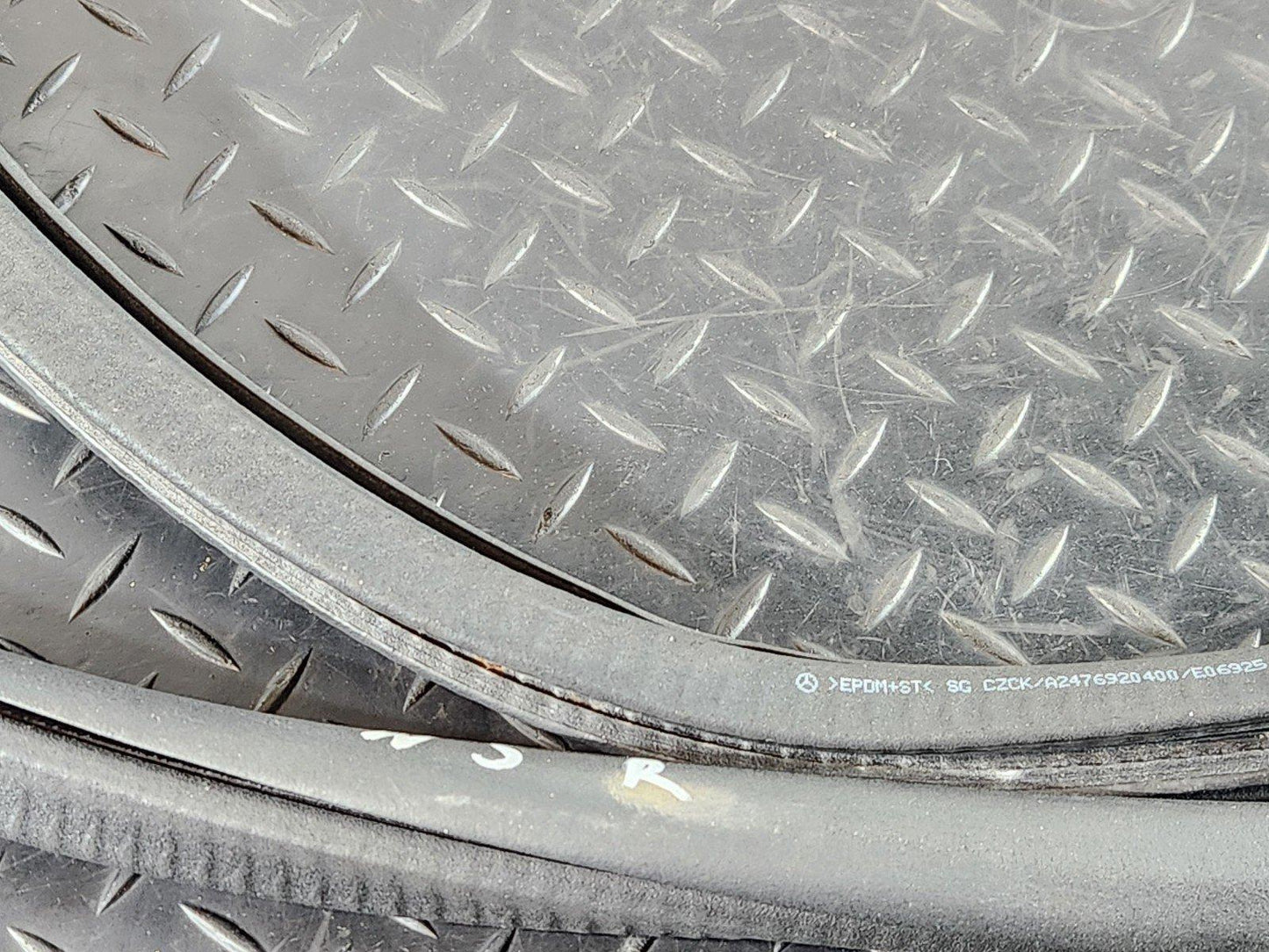 19-ON MERCEDES B CLASS W247 REAR DOOR RUBBER SEAL FITS LEFT & RIGHT A2476920400