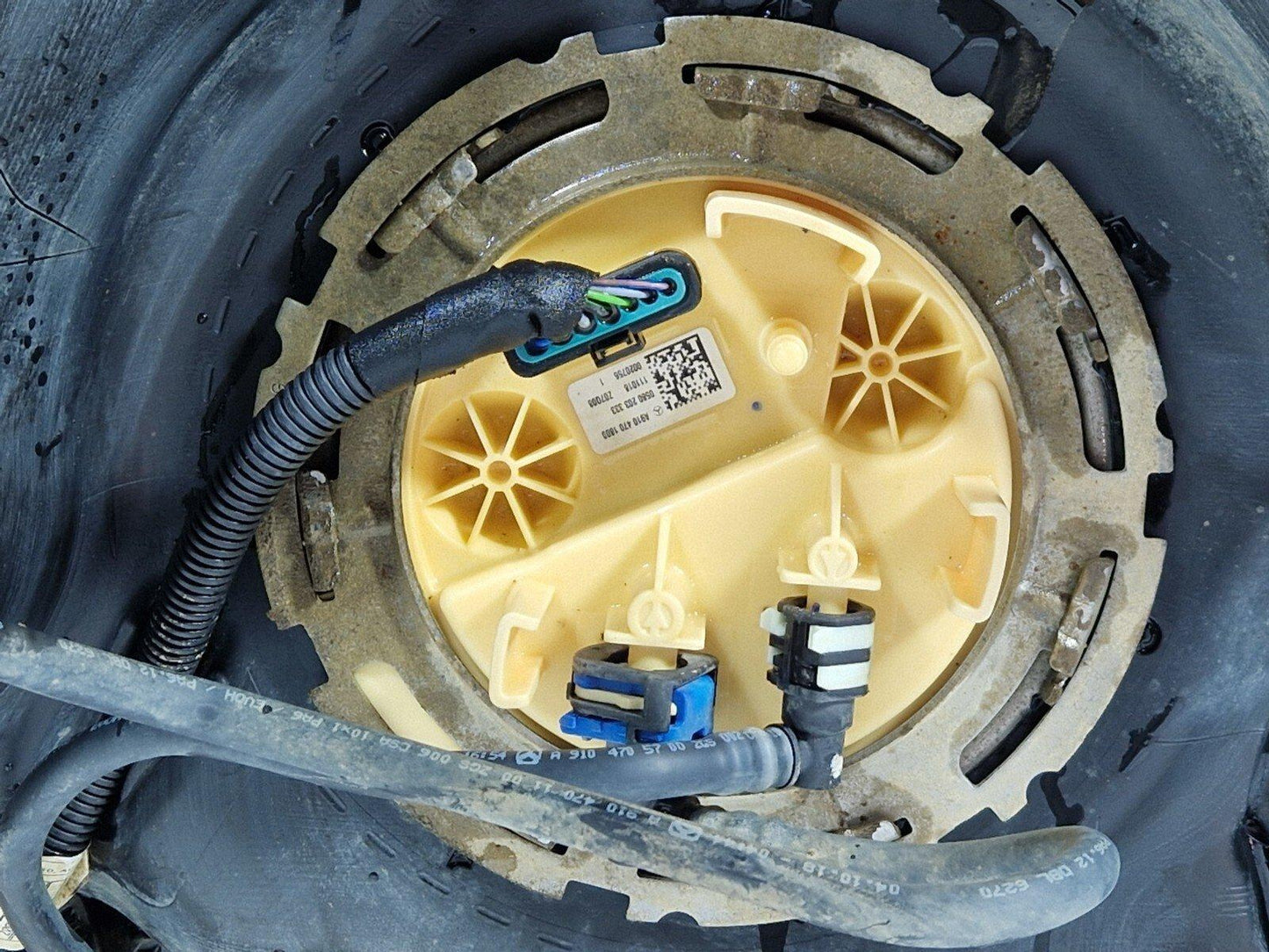 18-ON MERCEDES BENZ SPRINTER W910 W907 FUEL TANK & PUMP A9104700400 A9104701800