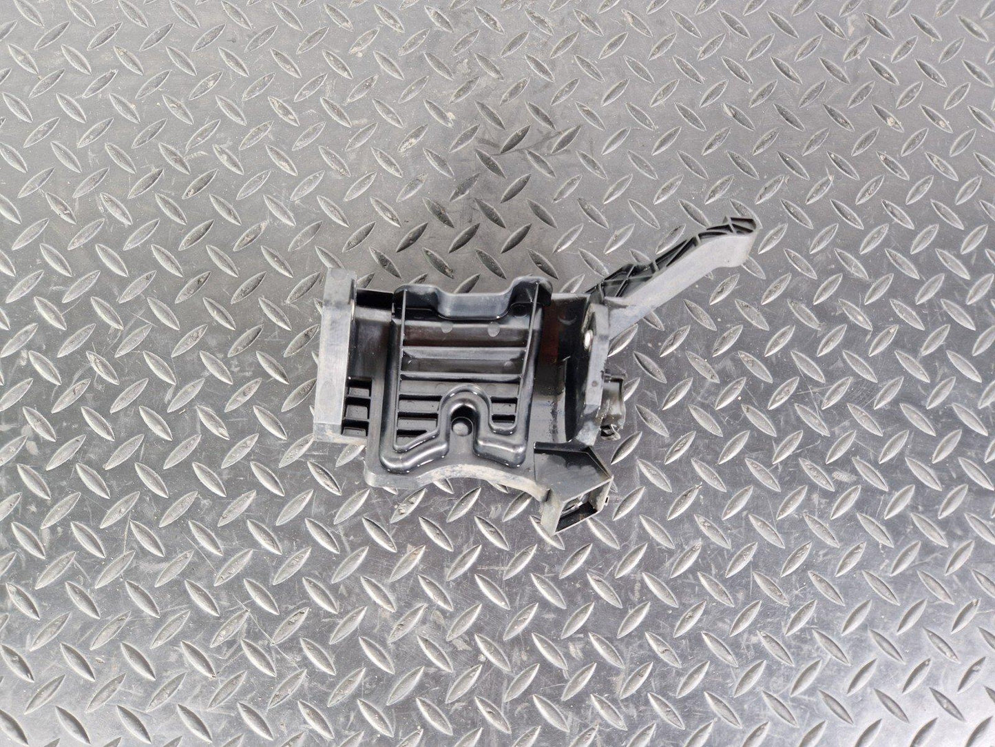 18-ON MERCEDES BENZ A CLASS W177 FRONT LEFT BRAKE HYDRAULIC LINE BRACKET HOLDER