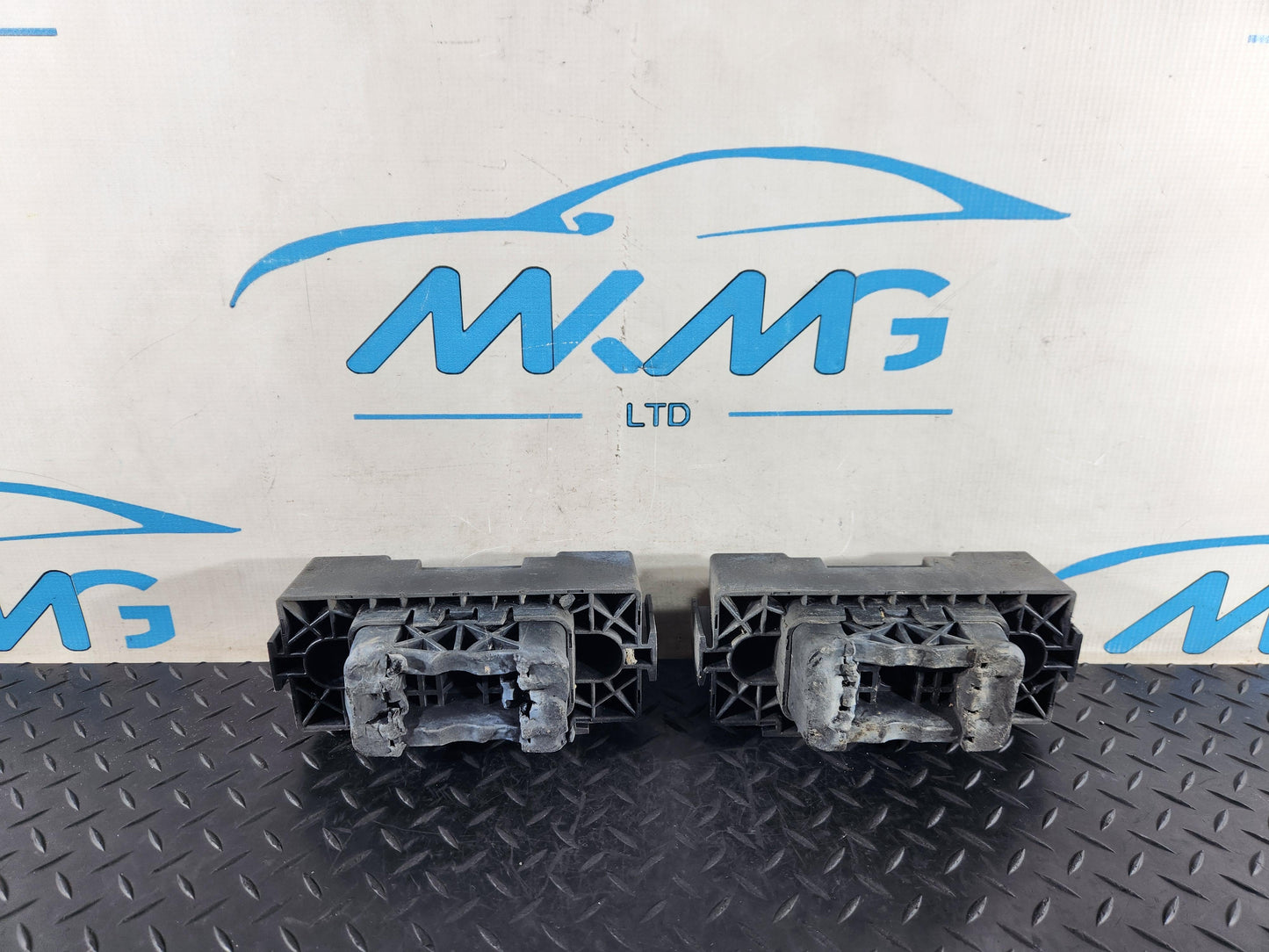 Mercedes-Benz Jack Support Mount X2 Genuine A1666900134