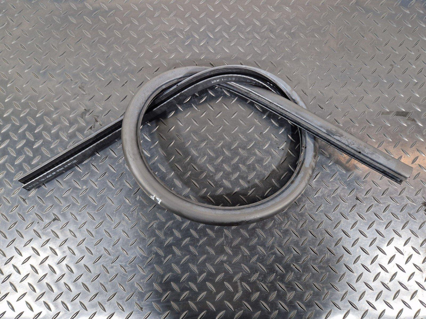 10-18 AUDI A7 4G S-LINE FRONT RIGHT OSF RUBBER WEATHER SEAL 4G8831707A