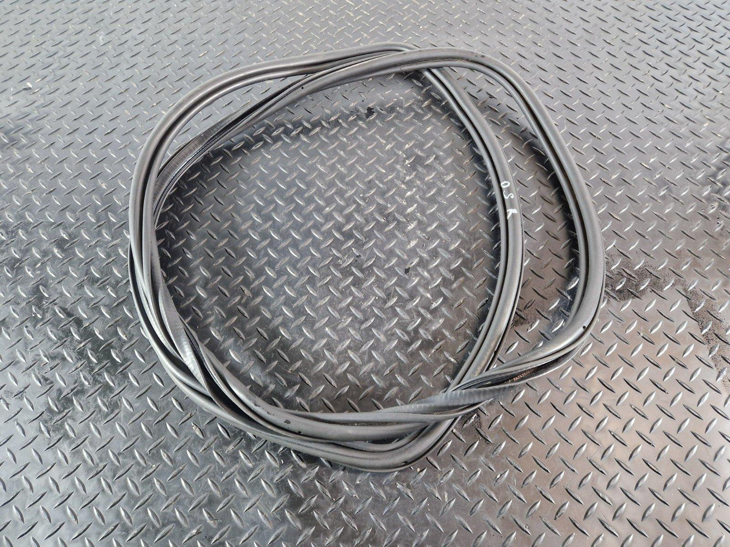 10-15 AUDI Q7 4L 3.0 TDI OEM REAR DOOR RUBBER SEAL FITS LEFT & RIGHT 4L0833721A