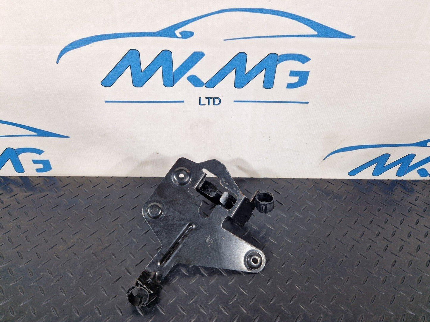 12-18 AUDI A6 C7 PASSENGER LEFT FRONT COOLANT PUMP BRACKET MOUNT 4G0145879N