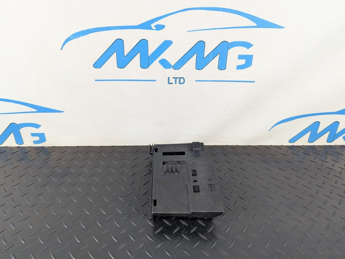 14-19 MERCEDES BENZ GLA X156 GEARBOX CONTROL MODULE BRACKET HOLDER A2465450500