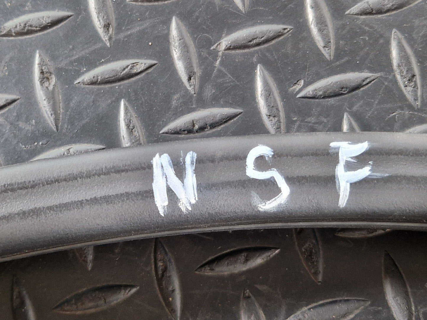 14-19 LAND ROVER L550 DISCOVERY OEM N/S/F FRONT LEFT DOOR SEAL RUBBER FK7220708A