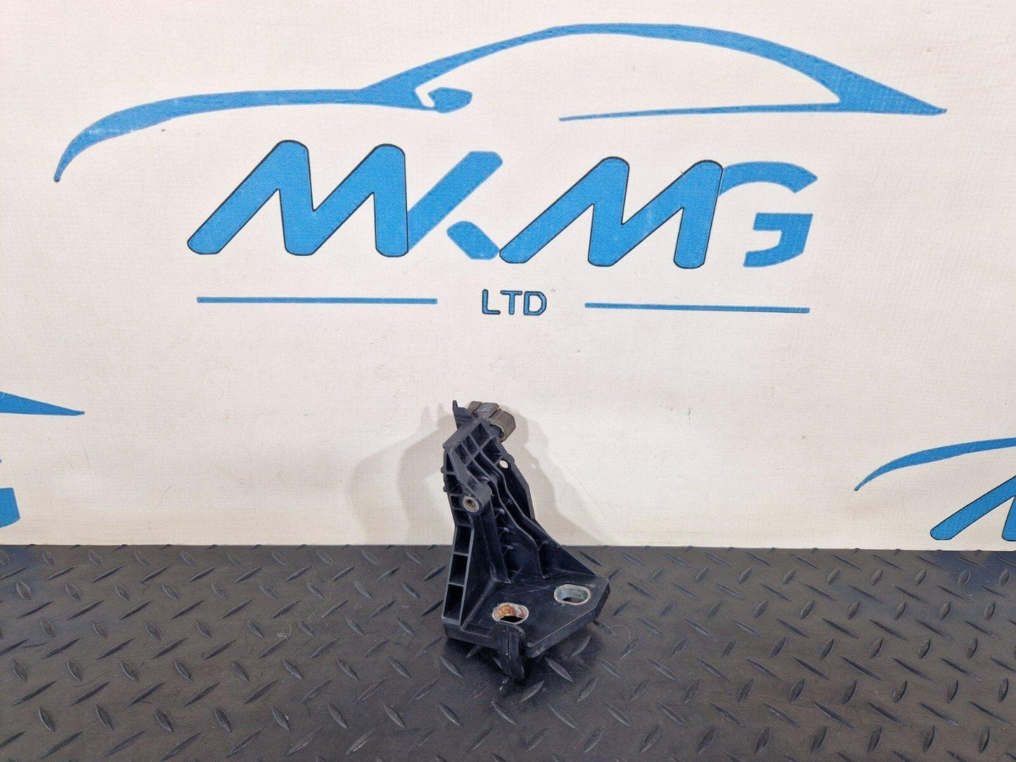 14-21 MERCEDES BENZ C220 W205 FRONT LEFT SLAM PANEL BRACKET A2055014320