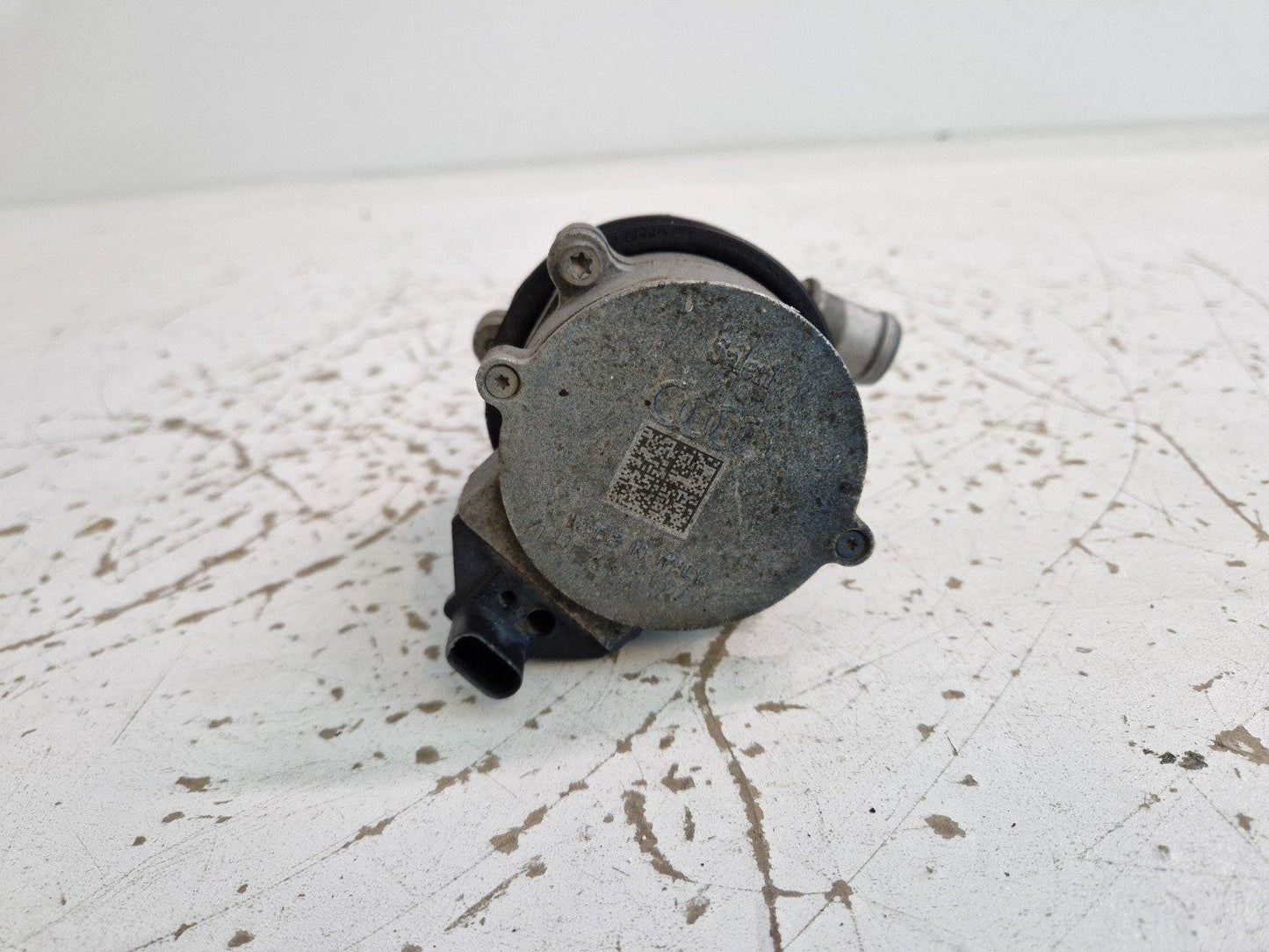 16-19 AUDI A4 B9 GENUINE COOLANT PUMP & BRACKET 8W0145879B 4H0965569A