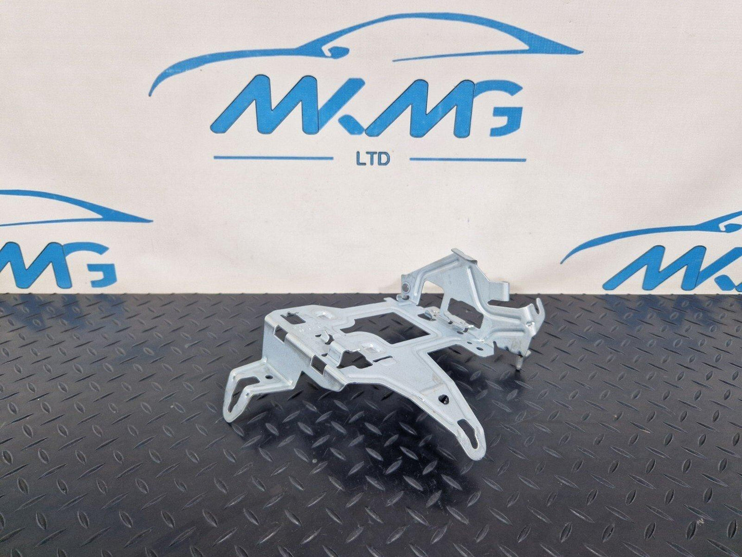 14-21 MERCEDES BENZ C200 W205 FUSE BOX RELAY HOLDER BRACKET A2055451740