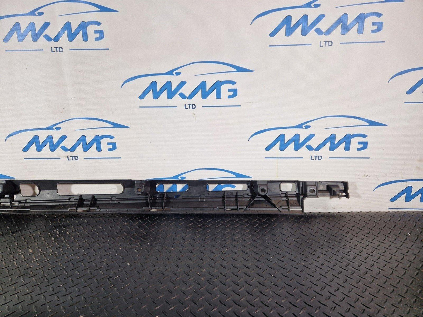 11-19 MERCEDES BENZ ML W166 OEM RIGHT SIDE SKIRT TRIMMING BRACKET A1666980227