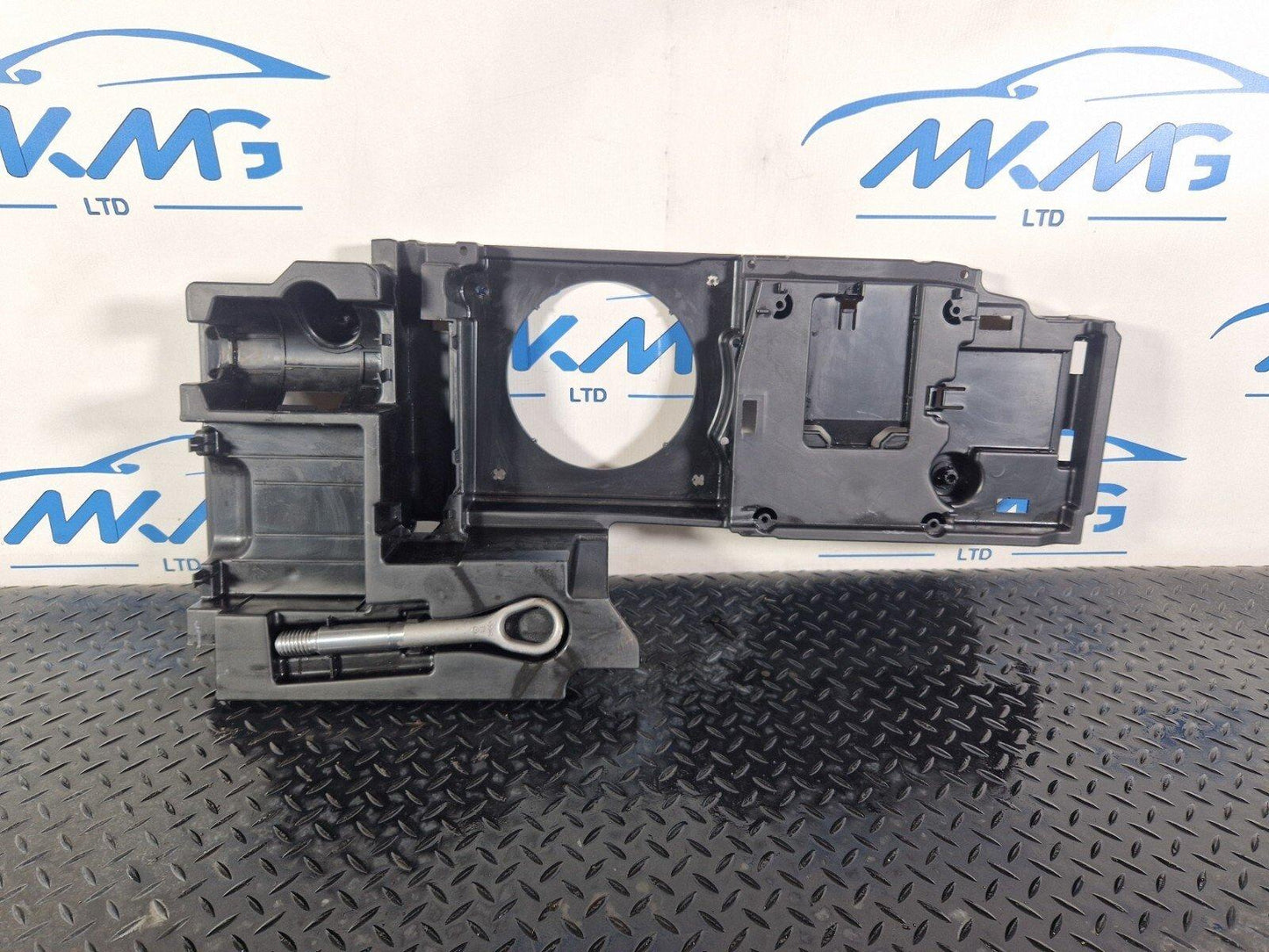 19-ON MERCEDES BENZ CLA C118 GENUINE BOOT TRIM TOOL KIT TRAY HOLDER A1778900800