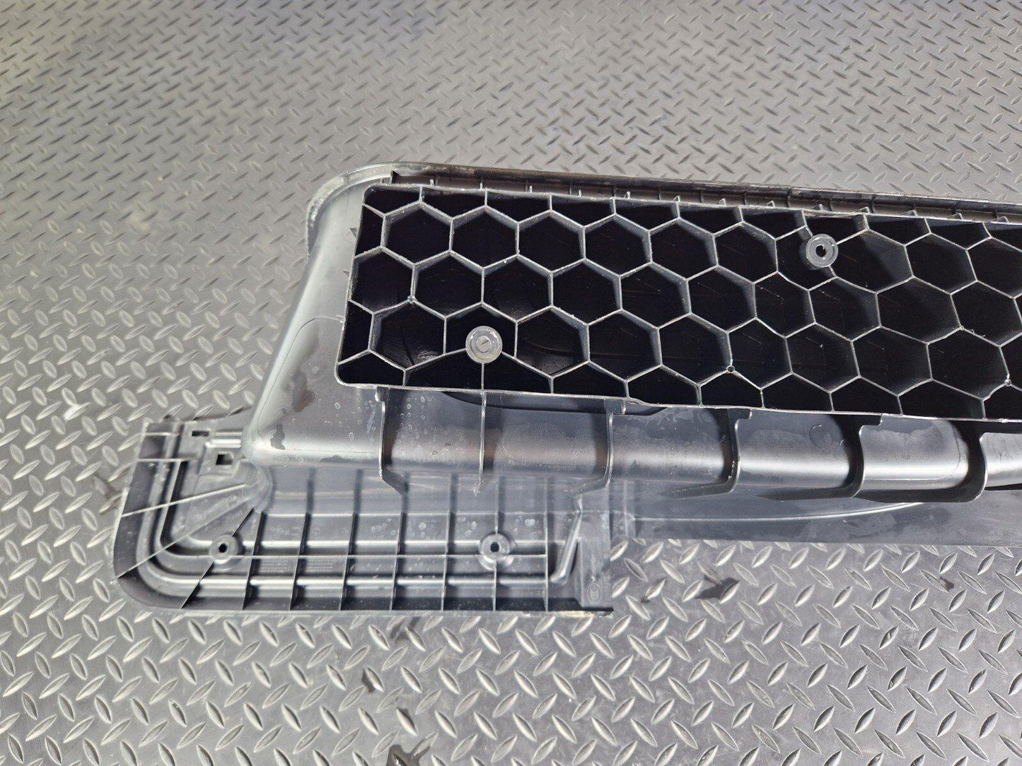18-ON MERCEDES BENZ SPRINTER W907 W910 SIDE STEP TRIM LEFT SIDE A9106860100