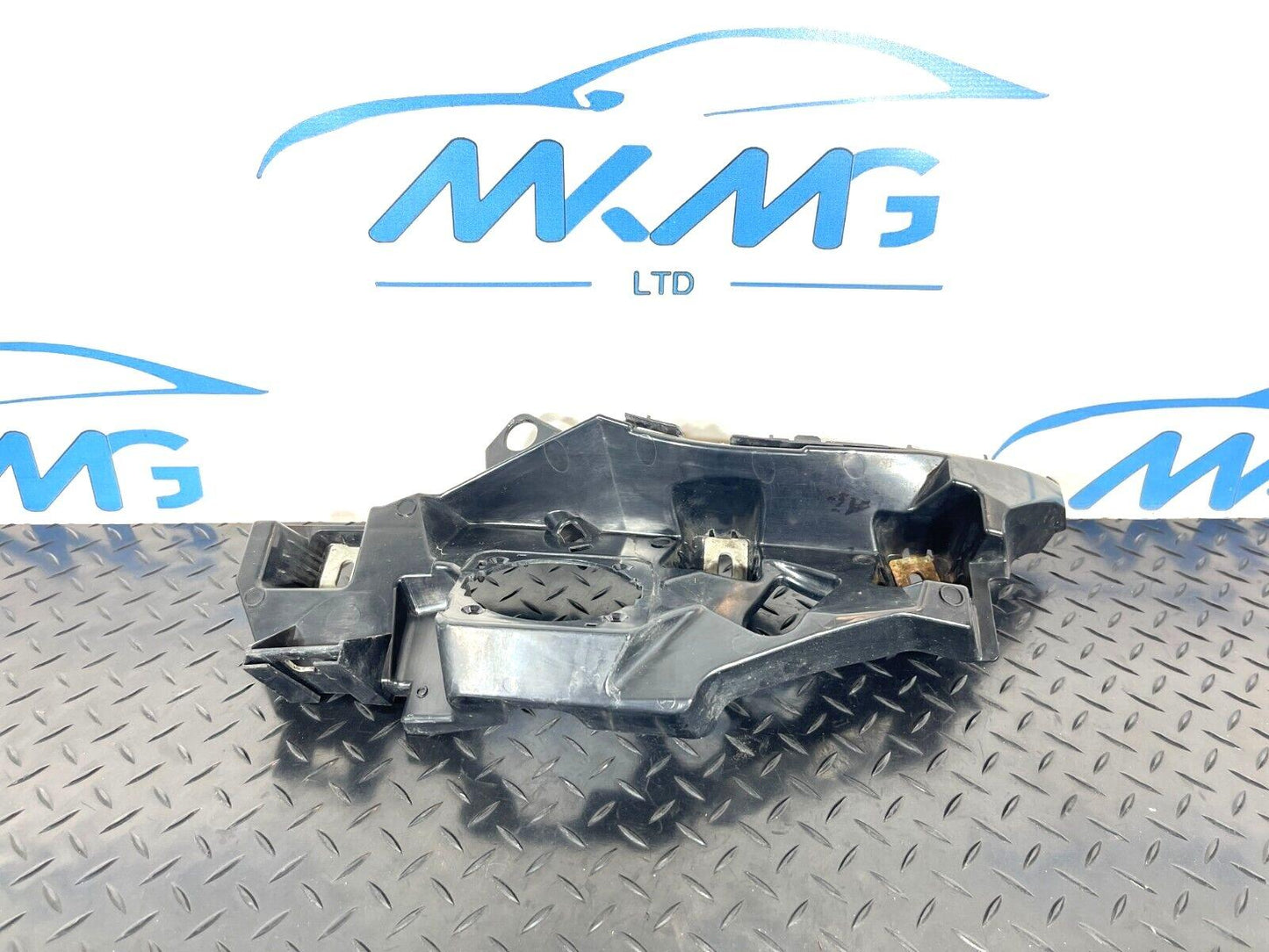 14-21 MERCEDES C CLASS W205 HYBRID BATTERY CHARGER PLASTIC BRACKET A2058852665