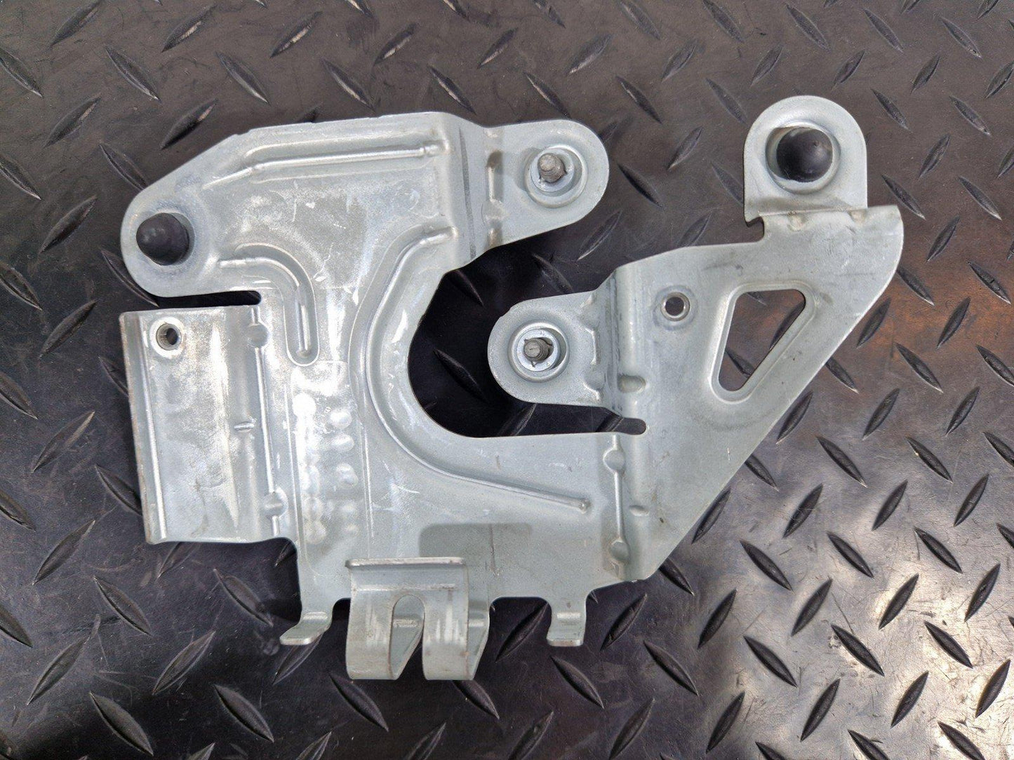 14-21 MERCEDES C250D W205 ADBLUE MOUNT SUPPORT MODULE BRACKET HOLDER A2055452540