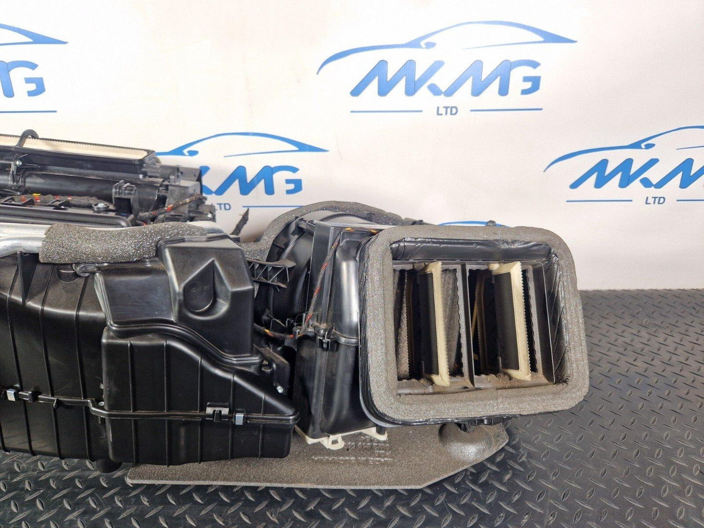 16-19 AUDI A4 B9 GENUINE FRONT DASH HEATER MATRIX 8W2820005B