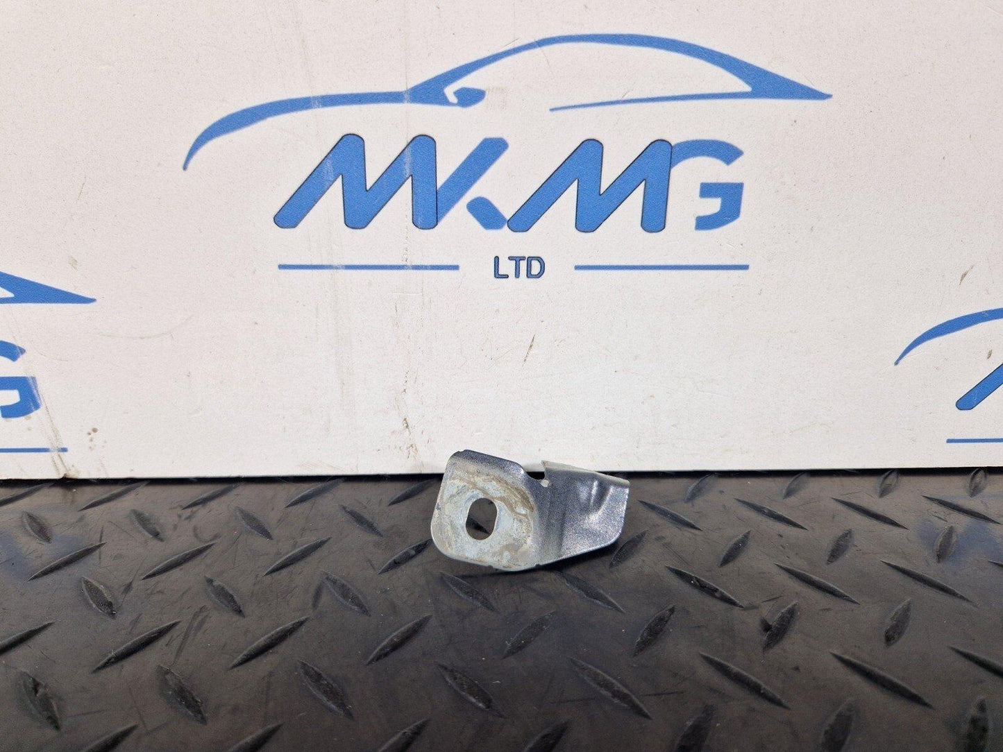 16-19 AUDI A4 B9 GENUINE OEM FRONT RIGHT DRIVER SIDE WING BRACKET 8W0821470