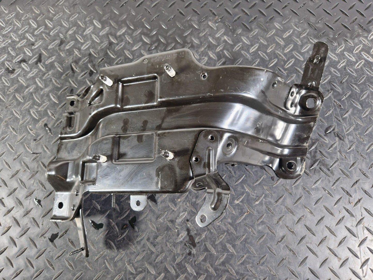 19-ON MERCEDES BENZ CLA C118 ENGINE BAY SUPPORT BRACKET A2475450700