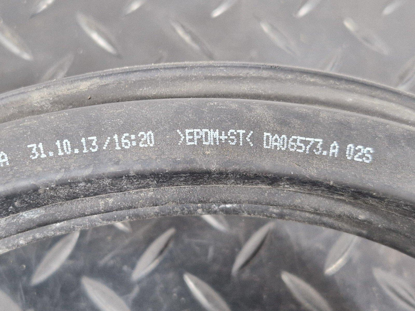 10-18 AUDI A7 4G S-LINE GENUINE ENGINE BAY BONNET RUBBER WEATHER SEAL 4G8823723A