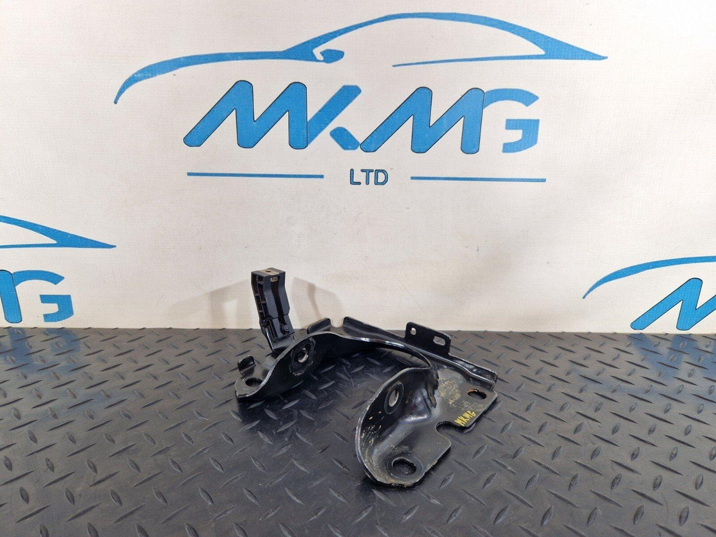 18-ON MERCEDES BENZ A CLASS W177 MAIN FLOOR LEFT SIDE N/S HOLDER BRACKET MOUNT