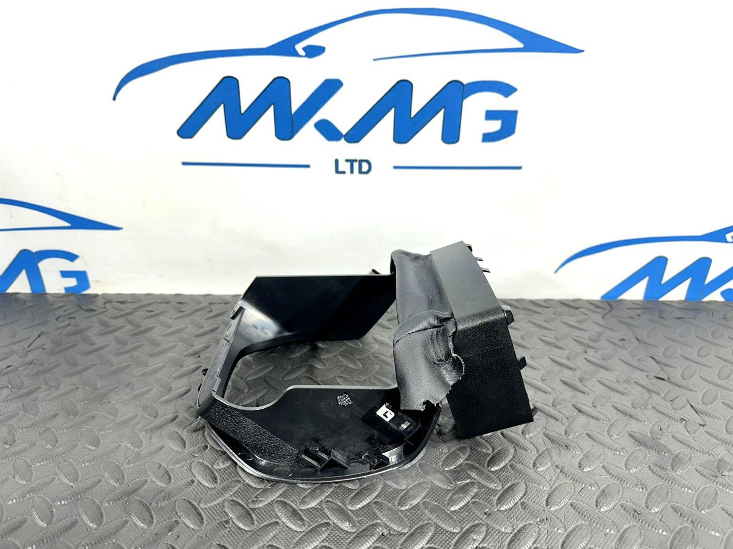 14-21 MERCEDES BENZ GENUINE STEERING COLUMN SURROUND TRIM COVER A20568015079051