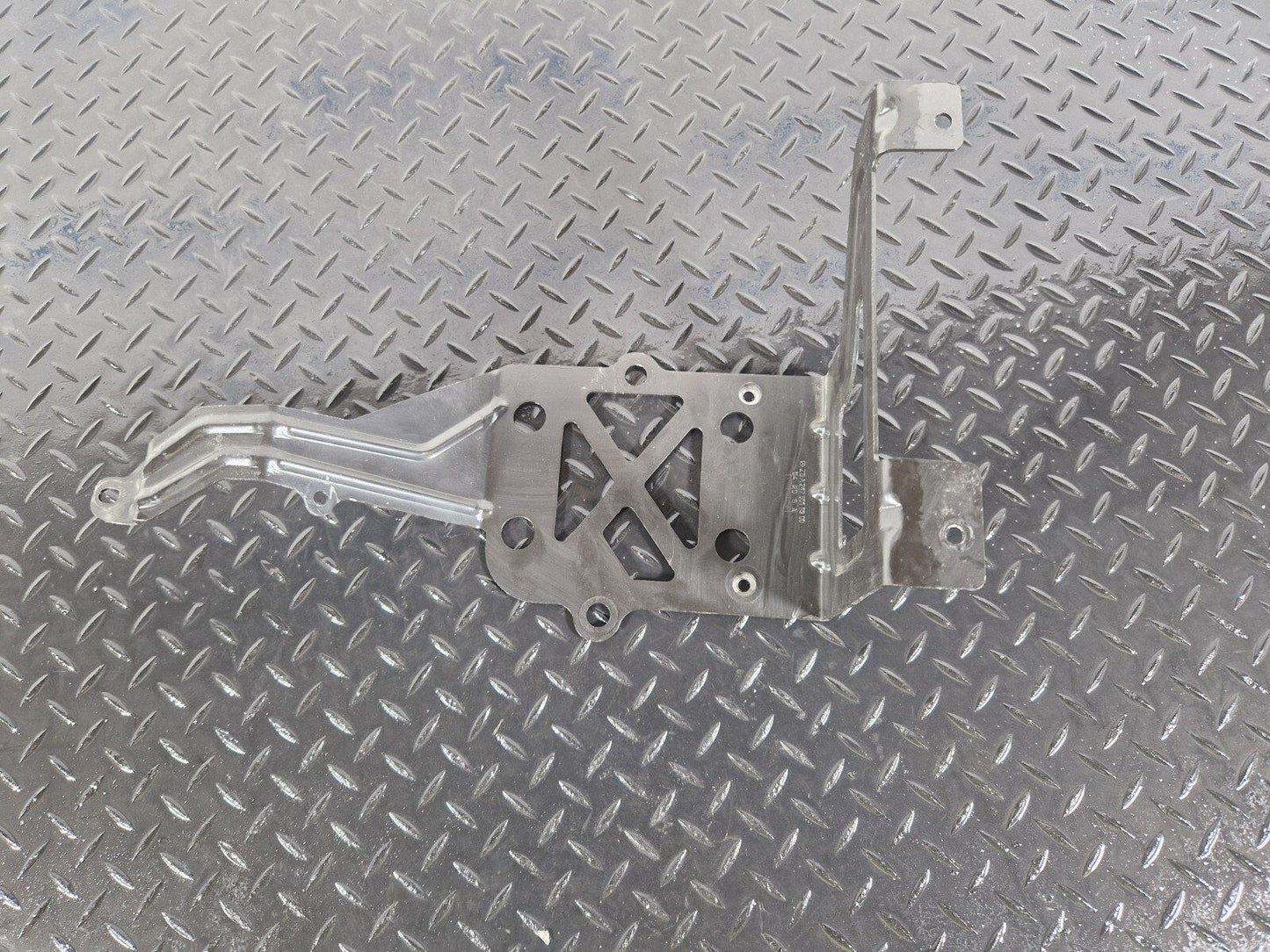 19-ON MERCEDES BENZ CLA C118 GENUINE HEATER MATRIX BRACKET HOLDER A2475010300