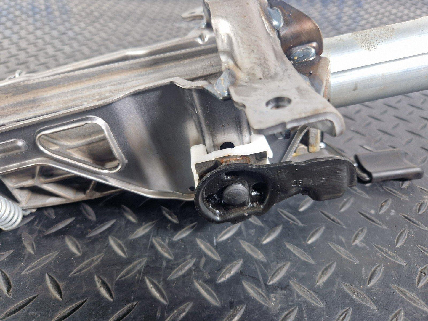 18-ON MERCEDES BENZ A CLASS W177 STEERING COLUMN LOWER & JOINT A2474608900