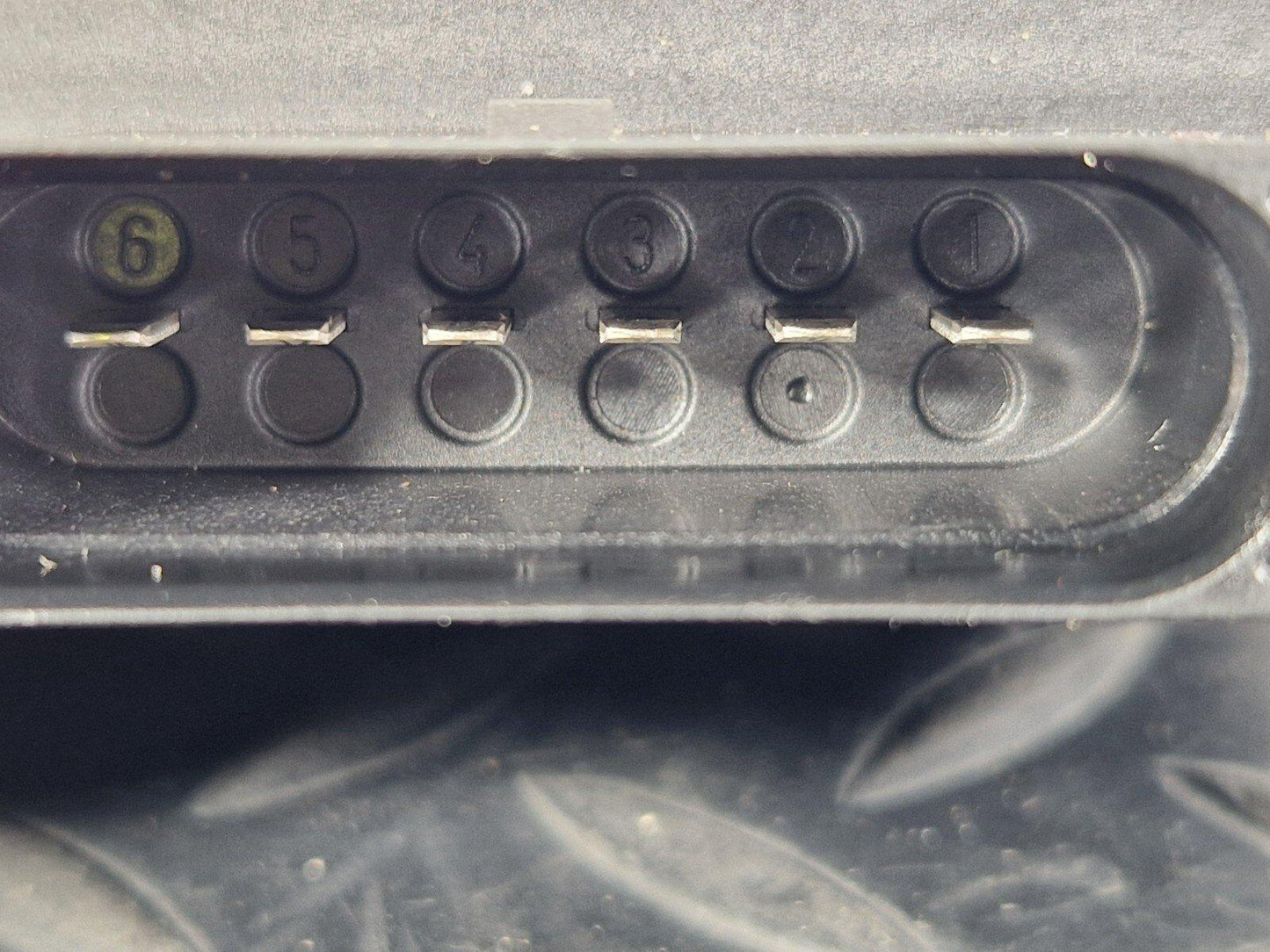 16-19 AUDI A4 B9 GENUINE OEM FUEL PUMP CONTROL MODULE 8W0906121B