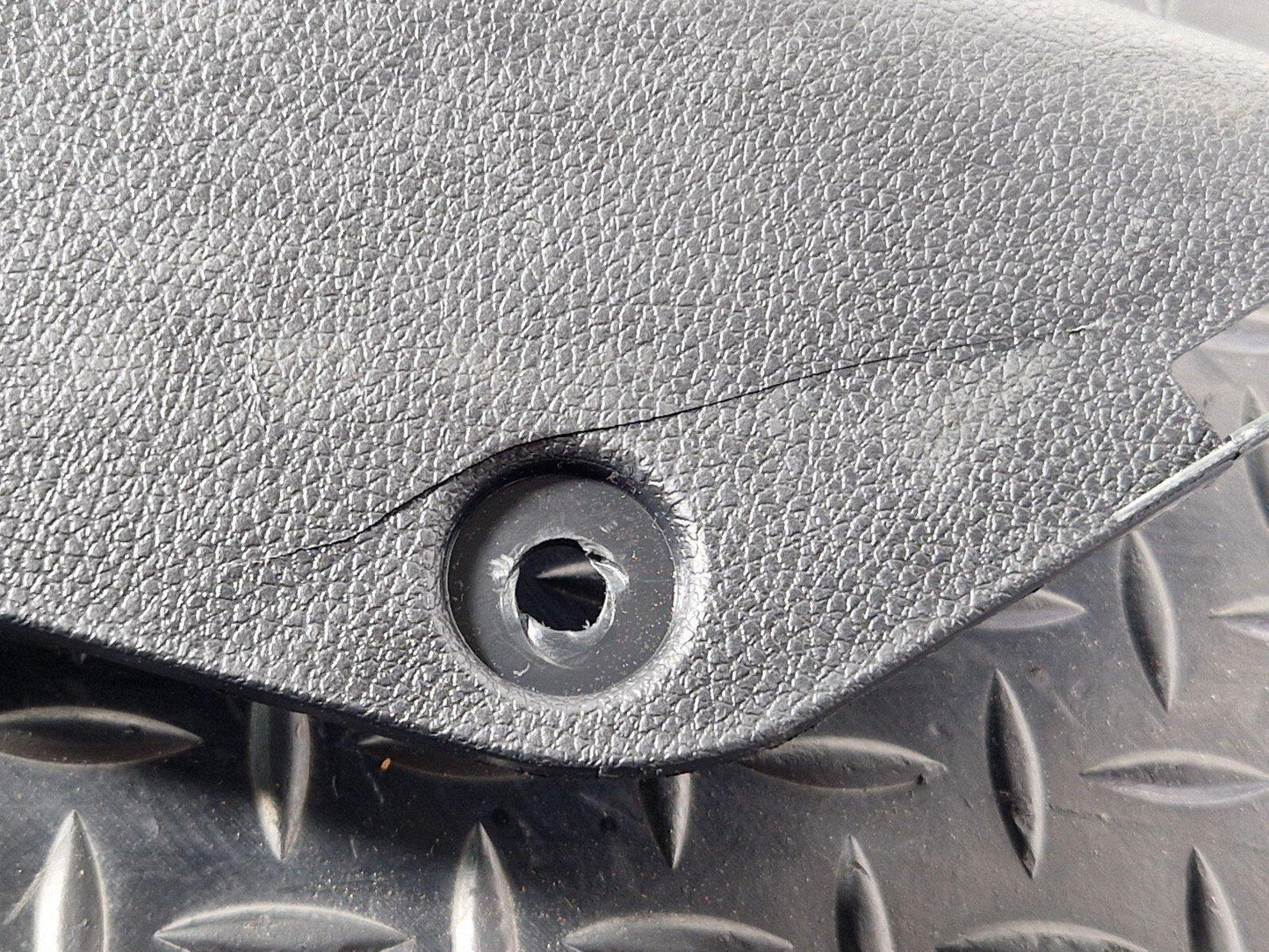 18-ON MERCEDES BENZ SPRINTER W907 W910 RIGHT FOOTWELL TRIM A9076880100