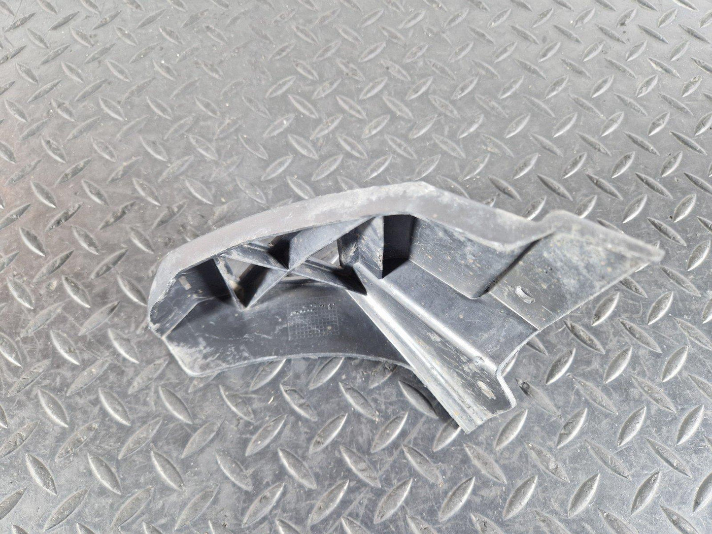 11-19 MERCEDES BENZ ML W166 REAR BUMPER RIGHT MOUNT BRACKET A1668850624