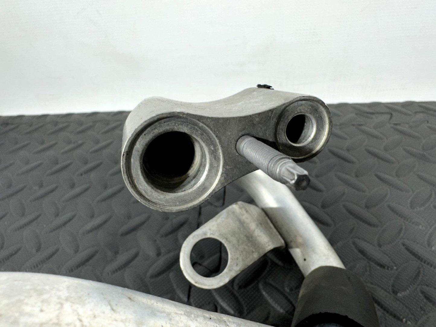 14-21 MERCEDES BENZ C300 W205 A/C PIPES & VALVE A2058307401 A2058307502