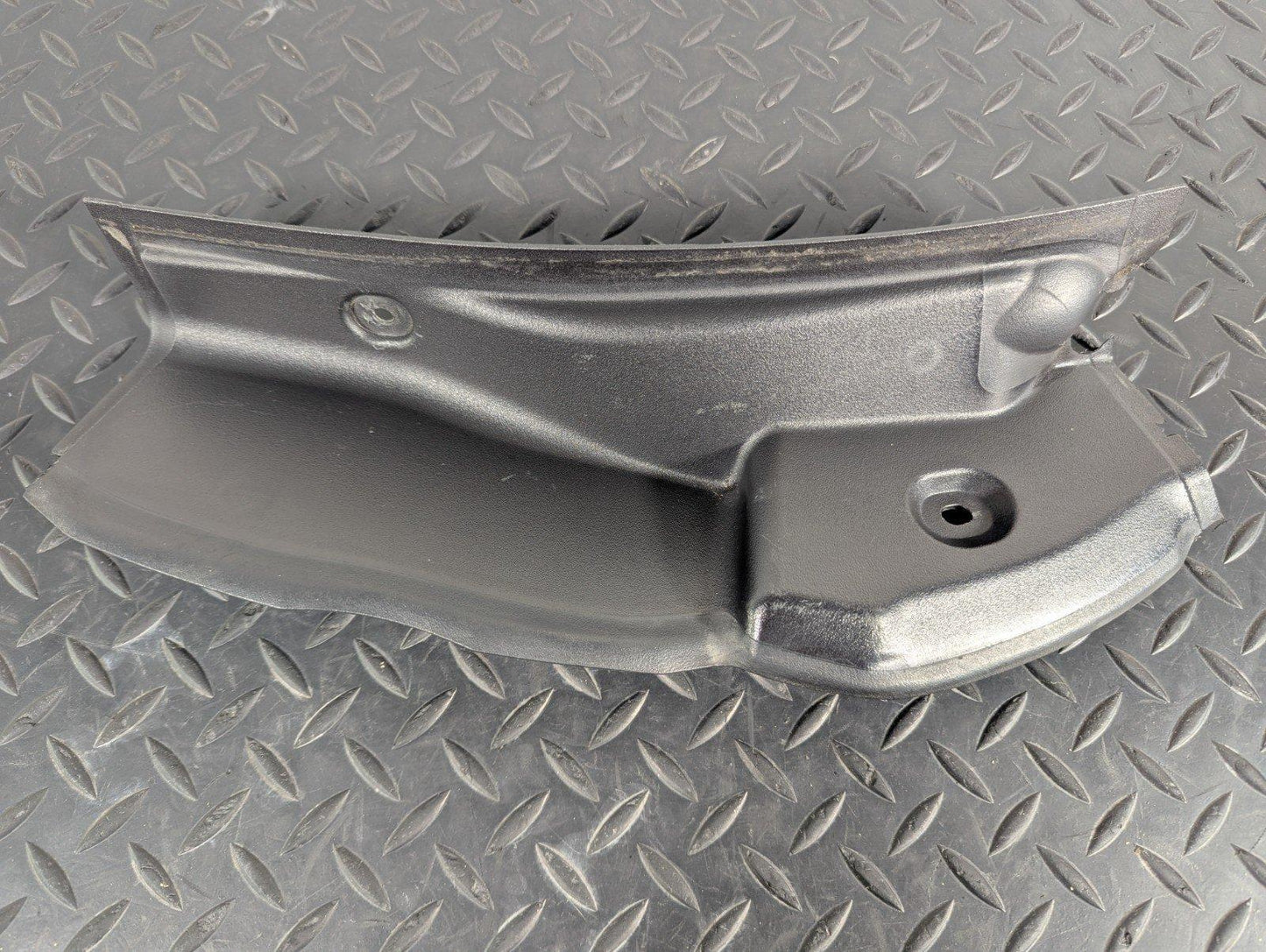 11-19 MERCEDES BENZ ML W166 GENUINE REAR RIGHT SIDE SEAL TRIM A1666910208