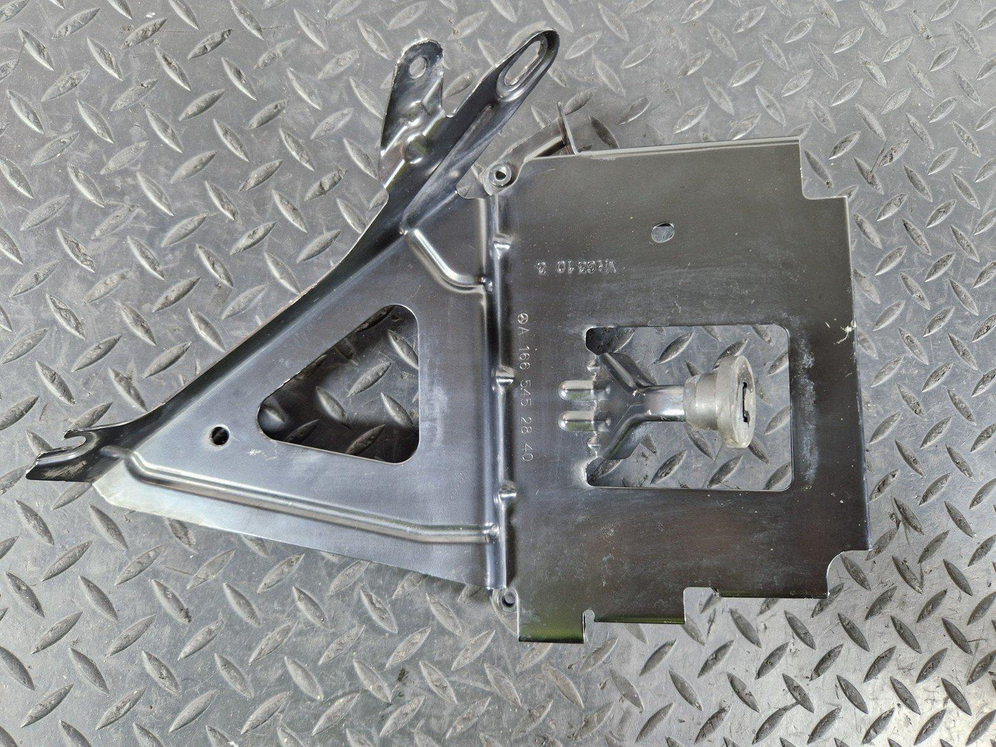 11-19 MERCEDES BENZ ML W166  ENGINE ECU MOUNT SUPPORT HOLD BRACKET A1665452840