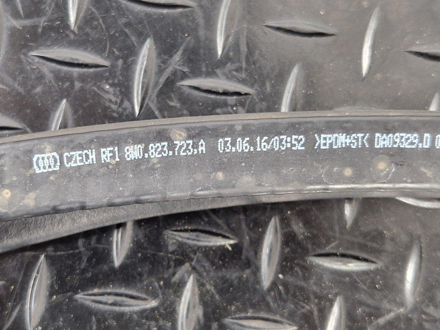 16-19 AUDI A4 B9 AVANT ULTRA SE GENUINE BONNET RUBBER SEAL 8W0823723A